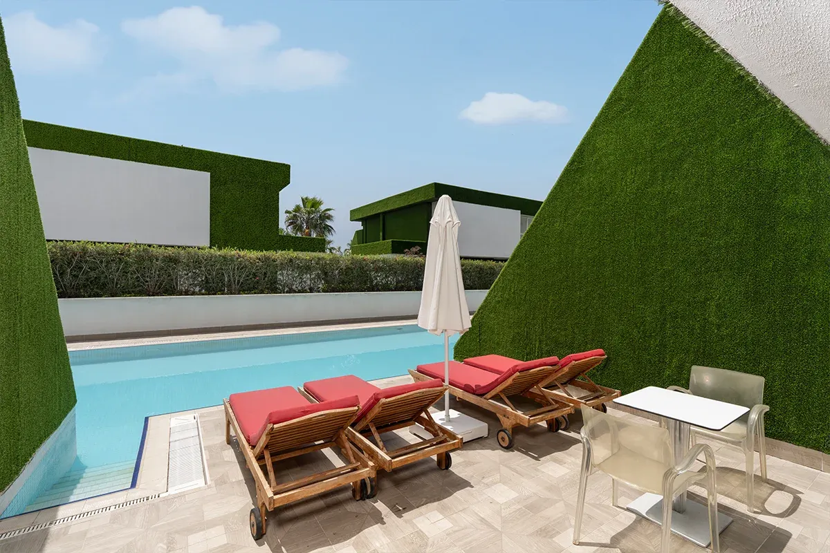 Dublex Swim Up — Oda 175 m² büyüklüğünde olup, havuza doğrudan erişim sağlayan bir teras sunar.